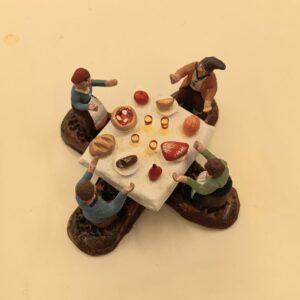 Tavola con 4 personaggi del cm.4 che mangiano