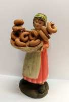 Statuina in terracotta cm 16 donna con ciambelle