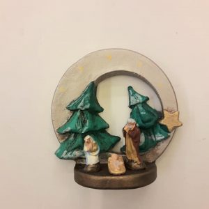 Presepino in terracotta  colorato con magnete e d’appoggio H cm. 6 circa  Cometa con pini